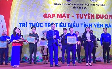 Thầy giáo Hoàng Văn On - Bí thư Đoàn Trường THPT Trạm Tấu nhận Giải thưởng Lý Tự Trọng trong buổi gặp mặt tuyên dương trí thức tiêu biểu tỉnh Yên Bái.