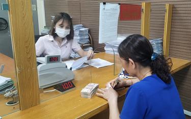 Khách hàng thực hiện giao dịch tại trụ sở Phòng Giao dịch Ngân hàng Chính sách xã hội huyện Lục Yên.
