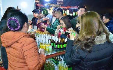 Người dân tham quan, mua bán tại gian hàng bán và giới thiệu sản phẩm OCOP chủ lực của huyện Văn Yên trong một lễ hội đầu năm 2023.