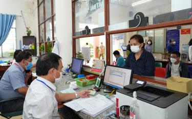 Cán bộ UBND phường Bình Hưng Hòa A (quận Bình Tân, TP.HCM) giải quyết thủ tục hành chính cho người dân