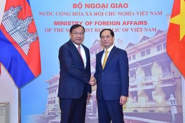 Bộ trưởng Ngoại giao Bùi Thanh Sơn (phải) bắt tay Phó thủ tướng, Bộ trưởng Ngoại giao và Hợp tác quốc tế Campuchia Prak Sokhonn tại Nhà khách Chính phủ ngày 21/3.