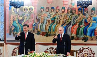 Tổng thống Nga Vladimir Putin và Chủ tịch Trung Quốc Tập Cận Bình nâng ly trong quốc yến tối 21/3.