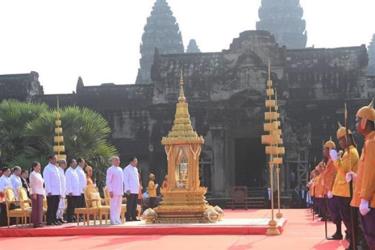 Quốc Vương Norodom Sihamoni, Thủ tướng Hun Sen và các đại biểu thực hiện nghi thức tại Lễ xin lửa và khởi động hoạt động rước đuốc cho SEA Games 32 và ASEAN Para Games 12 trước Đền Angkor Wat tại tỉnh Siem Reap (Vương quốc Campuchia).