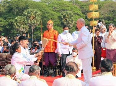 Quốc vương Campuchia Norodom Sihamoni tiến hành Nghi thức châm lửa và khởi động hoạt động rước đuốc cho SEA Games 32 và ASEAN Para Games 12.