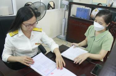 Chi cục Thuế khu vực Ninh Bình - Hoa Lư áp dụng công nghệ thông tin trong quản lý thuế. (Ảnh minh họa