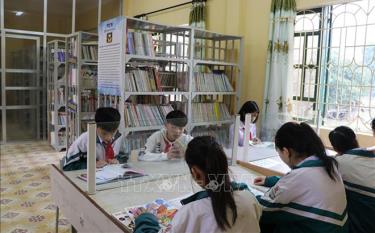 Học sinh trường THCS Nguyễn Thái Học xã Minh Xuân, huyện Lục Yên (Yên Bái) đến đọc sách tại thư viện “Tủ sách khuyến học Đinh Hữu Dư”.