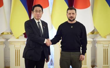 Thủ tướng Nhật Bản Fumio Kishida (trái) bắt tay Tổng thống Ukraine Volodymyr Zelensky tại Cung điện Mariinsky, Kiev, ngày 21/3.