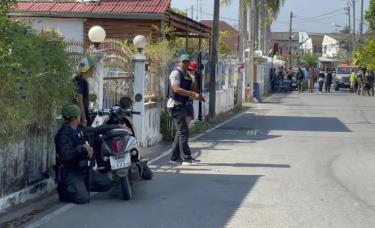 Cảnh sát  Thái Lan cầm súng giữ vị trí trên một con phố gần khu nhà ở của tay súng ở tỉnh Phetchaburi, tây nam thủ đô Bangkok, Thái Lan, hôm 22-3