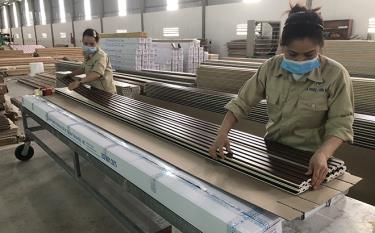 Công nhân Công ty cổ phần An Phúc, Khu công nghiệp phía Nam đóng gói sản phẩm tấm ốp trần.
