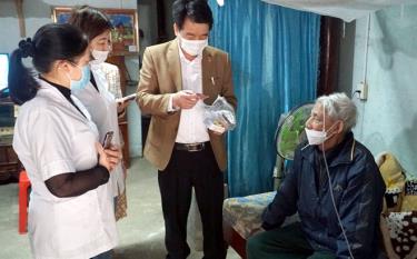Lãnh đạo Bệnh viện Phổi tỉnh cùng các y, bác sĩ Trạm Y tế xã Tuy Lộc, thành phố Yên Bái hướng dẫn bệnh nhân lao dùng thuốc tại nhà.