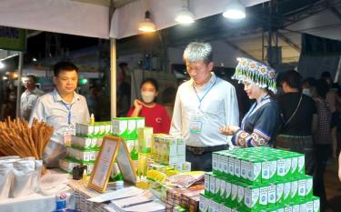 Gian trưng bày, giới thiệu và bán các sản phẩm OCOP của tỉnh Yên Bái tại Festival trái cây và sản phẩm OCOP Việt Nam năm 2022.