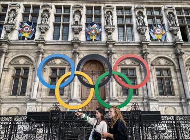 Biểu tượng Olympic tại Paris, Pháp.