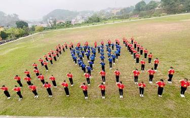 Hoạt động nhảy dân vũ chào mừng lễ Kỷ niệm 92 năm Ngày thành lập Đoàn Thanh niên Cộng sản Hồ Chí Minh tại Đoàn Trường Cao đẳng Yên Bái
