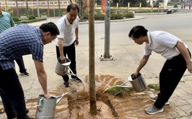 Các đồng chí lãnh đạo huyện, cán bộ, công chức và nhân dân thị trấn Yên Bình đã trồng gần 100 cây bàng Đài Loan trên trục đường từ tổ 7 đến tổ 12, thị trấn Yên Bình.