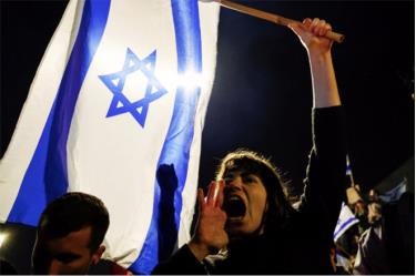 Người biểu tình Israel xuống đường trong đêm muộn.