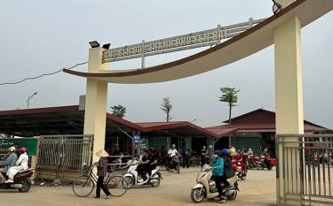 Chợ Bến Đò, phường Yên Ninh chuyển tới địa điểm mới, nhân dân mua, bán thuận lợi, an toàn.