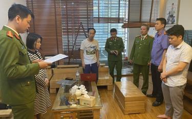 Cơ quan CSĐT Công an tỉnh Bắc Giang thực hiện các thủ tục tố tụng đối với bị can Hoàng Văn Quý (đứng ngoài cùng bên phải).