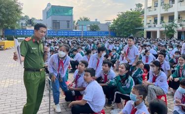 Cán bộ Công an tỉnh tuyên truyền Luật An ninh mạng cho học sinh Trường THCS Quang Trung, thành phố Yên Bái.