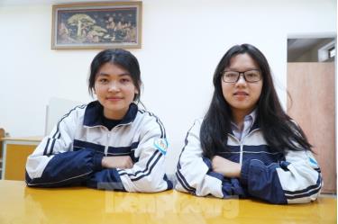 Em Nguyễn Ngọc An (bên trái) và Hoàng Thị Thu Hiền giành giải Nhất học sinh giỏi quốc gia môn Lịch sử.