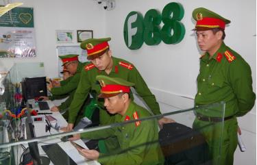 Lực lượng công an kiểm tra hành chính chi nhánh của Công ty cổ phần kinh doanh F88 tại phường Lương Khánh Thiện (TP Phủ Lý) - Ảnh: Công an tỉnh Hà Nam.
