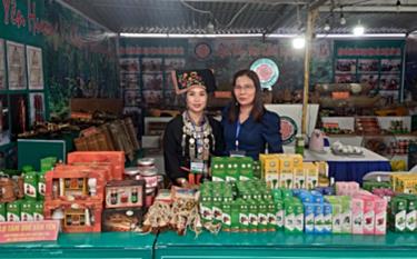 Bà Đinh Thị Thúy Vân - Chủ tịch Hội đồng quản trị HTX Quế Văn Yên (bên phải) tại cửa hàng quảng bá và tiêu thụ các sản phẩm của HTX.