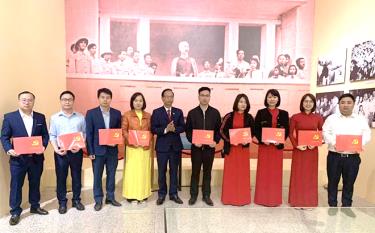 Lãnh đạo Đảng ủy Khối cơ quan và doanh nghiệp tỉnh trao Giấy chứng nhận cho các học viên xuất sắc.