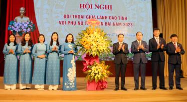Leaders of Yen Bai present flowers to local women on the occasion of the International Women’s Day (March 8).