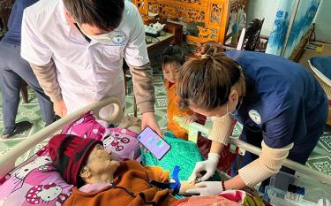 Local medical staff provide regular health care to Heroic Vietnamese Mother Duong Thi Cuc, 90, at her home in Ngoi Bang hamlet, Bao Ai commune, Yen Binh district.