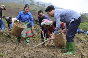 Secretary of the Yen Bai Party Committee Do Duc Duy and the provincial delegation join Mong people in Mu Thap hamlet, Ban Mu commune, Tram Tau district, in eddo planting.
