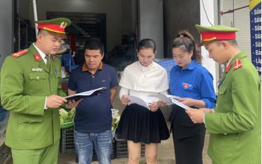 Công an xã Đông An, huyện Văn Yên tuyên truyền, vận động nhân dân làm tốt công tác đấu tranh phòng, chống ma túy trên địa bàn.