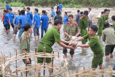 Tuổi trẻ thị xã Nghĩa Lộ tích cực tham gia các hoạt động tình nguyện vì cộng đồng. (Ảnh: Thành Trung)