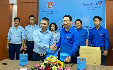 Representatives of the provincial HCYU and the joint Stock Commercial Bank for Industry and Trade (VietinBank)’s office in Yen Bai sign a cooperation programme on digital transformation to support local residents in implementing non-cash payments.