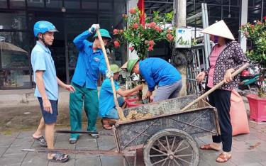 Cán bộ, đảng viên, nhân dân phường Cầu Thia trồng cây xây dựng tuyến đường văn minh đô thị ở tổ dân phố số 5.