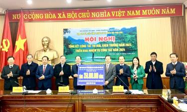 Cụm thi đua các tỉnh Trung du và Miền núi phía Bắc trao tặng 350 triệu đồng hỗ trợ xây dựng nhà ở cho hộ gia đình chính sách tỉnh Bắc Kạn.