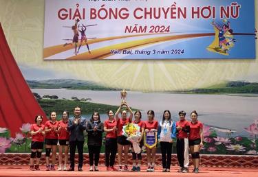 Đồng chí Hoàng Thị Thanh Bình – Phó Chủ tịch HĐND tỉnh cùng lãnh đạo Hội LHPN tỉnh trao giải Nhất cho đội bóng chuyền hơi nữ thành phố Yên Bái.