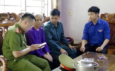 Tổ chuyển đổi số xã Tuy Lộc, thành phố Yên Bái xuống cơ sở kích hoạt tài khoản định danh điện tử cho người già yếu.
