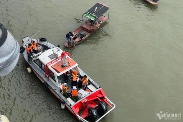 Nghi có người tự tử, cảnh sát cử lực lượng lặn xuống sông tìm kiếm.