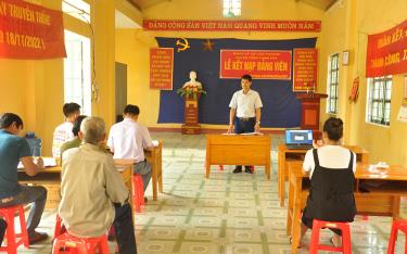Lãnh đạo xã Lâm Thượng, huyện Lục Yên dự sinh hoạt tại Chi bộ thôn Thâm Pất.