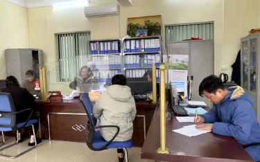 Bộ phận giao dịch hành chính một cửa thị trấn Thác Bà, huyện Yên Bình. 

