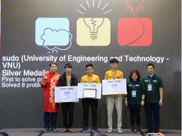 Đội Sudo với các thành viên là sinh viên QH-2023 ngành trí tuệ nhân tạo đến từ Trường đại học Công nghệ, Đại học Quốc gia Hà Nội giành huy chương bạc chung kết ICPC châu Á - Thái Bình Dương