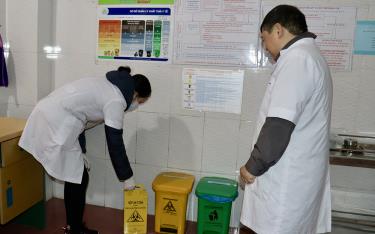 Trạm Y tế phường Nguyễn Thái Học, thành phố Yên Bái thực hiện thu gom, phân loại rác thải theo đúng quy định.