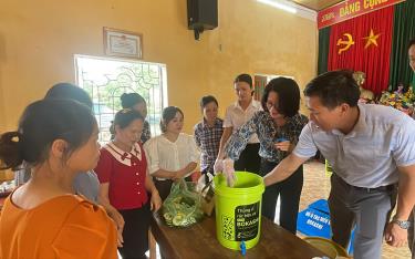 Hội LHPN huyện Trấn Yên phối hợp với xã Đào Thịnh tổ chức tuyên truyền phân loại rác thải tại nguồn và hướng dẫn xử lý rác hữu cơ bằng phân vi sinh.