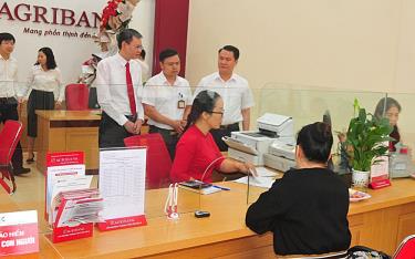 Khách hàng giao dịch tại Phòng Giao dịch số 2 trực thuộc Agribank Chi nhánh thành phố Yên Bái II.