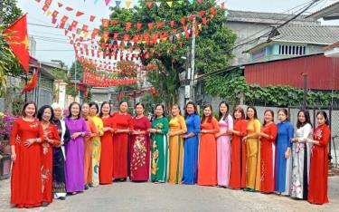 Cán bộ, hội viên phụ nữ xã Phù Nham, thị xã Nghĩa Lộ hưởng ứng Tuần lễ Áo dài Việt Nam.