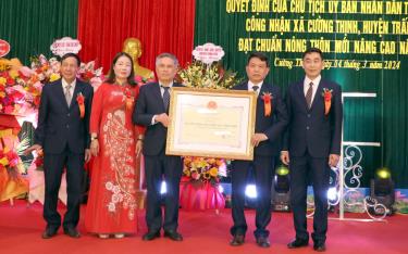 Thừa ủy quyền, đồng chí Nguyễn Xuân Sang, Phó giám đốc Sở Nông nghiệp và Phát triển nông thôn tỉnh trao Quyết định công nhận đạt chuẩn NTM nâng cao năm 2023 cho xã Cường Thịnh, huyện Trấn Yên.