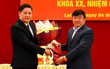 Đồng chí Giàng A Tông - Ủy viên Ban Thường vụ Tỉnh ủy, Chủ tịch Ủy ban MTTQ tỉnh tặng hoa chúc mừng tân Chủ tịch Ủy ban MTTQ huyện  Lục Yên.
