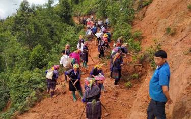 Người dân xã Nậm Khắt (huyện Mù Cang Chải) tích cực đóng góp ngày công lao động làm đường giao thông nông thôn.