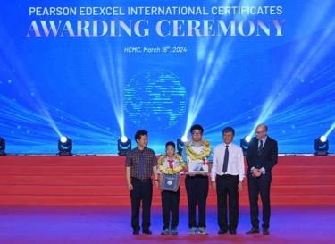 Em Bùi Khôi Nguyên (thứ 2 trái qua) đạt điểm toán tiểu học cao nhất thế giới và Lê Đình Trung Hiếu có điểm toán, khoa học cao nhất Việt Nam được vinh danh.