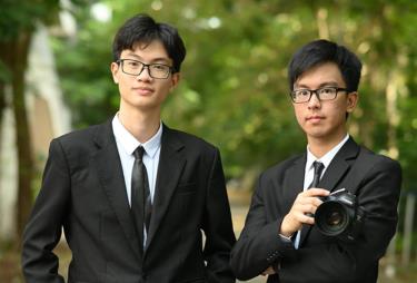 Bảo (trái) và Minh là hai trong 4 học sinh lớp 12 Lý 1, Trường THPT chuyên Hà Nội - Amsterdam, giành học bổng ASEAN. Ảnh: Nhân vật cung cấp