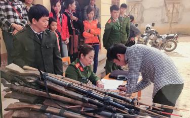 Người dân xã Thượng Bằng La, huyện Văn Chấn tự nguyện giao nộp vũ khí tự chế cho lực lượng chức năng.
